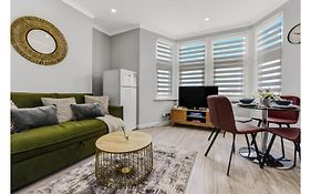 2-Bedroom Thameside Getaway